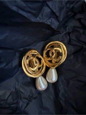 Very rare authentic Gold Tone Pearl Drop Chanel Clip-On Earrings
